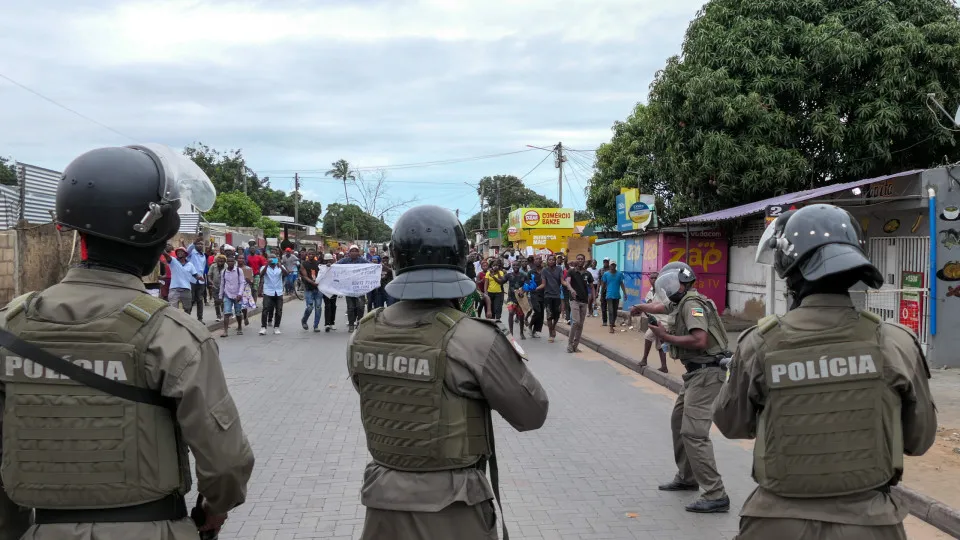 MOÇAMBIQUE: SUBMETIDA QUEIXA-CRIME CONTRA COMANDANTE DA POLÍCIA QUE AGREDIU MULHER