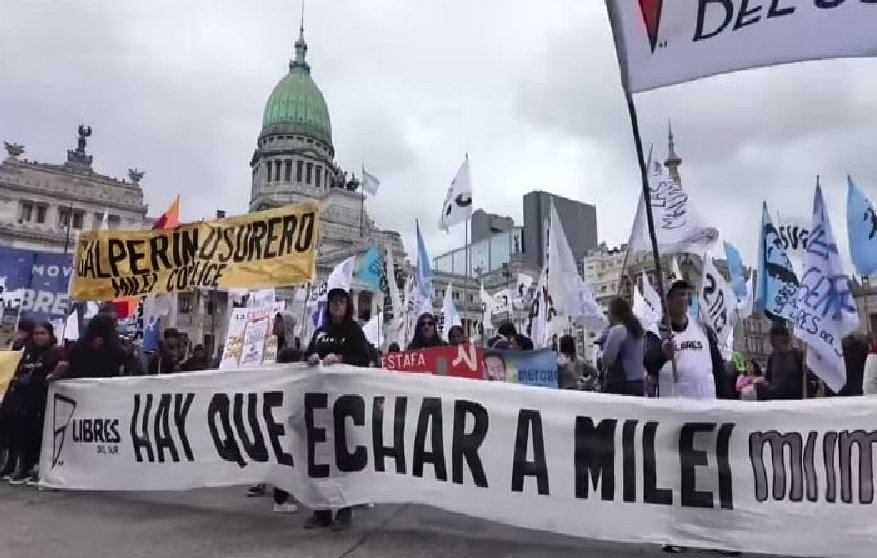 ESTUDANTES DA UNIVERSIDADE ANGER CRITICAM A CRISE DE FINANCIAMENTO ENQUANTO PROTESTOS MOSTRAM CONFRONTOS ENTRE MANIFESTANTES E FORÇAS DE SEGURANÇA